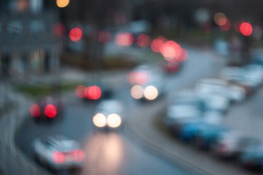 Hareket halindeki arabaların çakma ışıklarını özetle