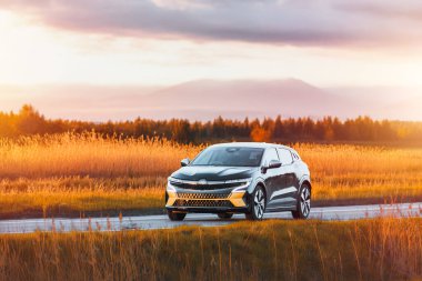 Dışarıdaki ortamda elektrikli araba.