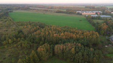 Kırsal alanlar ve sonbahar ağaçları