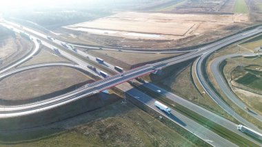 Üstgeçitli ve otoyolu olan ulaşım altyapısı