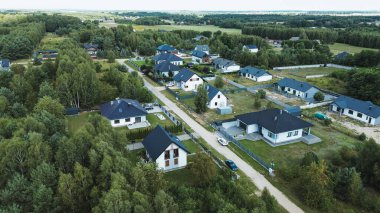 Sık ormanlarda yuva yapmış ev ve bahçe..