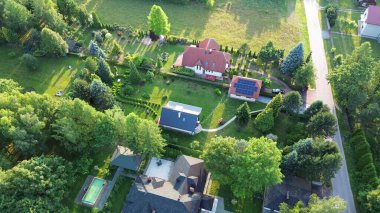 Sık ormanlarda yuva yapmış ev ve bahçe..