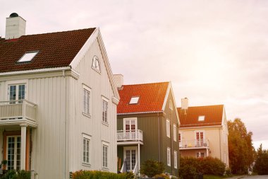 Sakin bir banliyö ortamında İskandinav tarzı ahşap evler