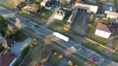 Yük kamyonu yeşil tarlaları geçiyor.