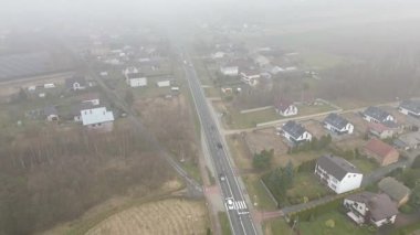 Şehir yolu sisle çevrili.