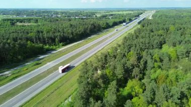 Yolun orman yoluyla havadan görünümü