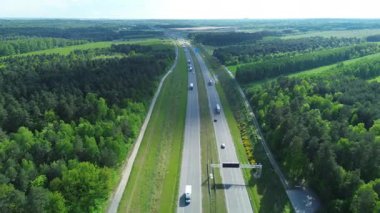 Kırsal taşıma güzergahında sarı yapraklar.