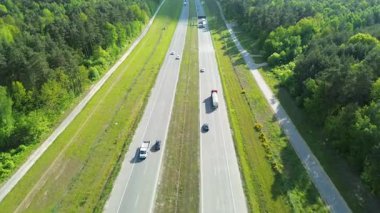 Doğa ve otoyolun aşağı manzarası