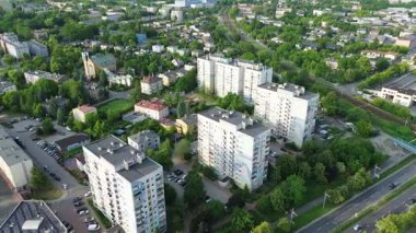 Yeşil bir banliyödeki renkli apartmanlar