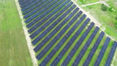 Güneş pili satırları kullanılarak elektrik üretimi