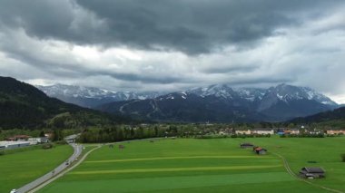 Huzurlu dağ çayırının üstündeki fırtınalı gökyüzü