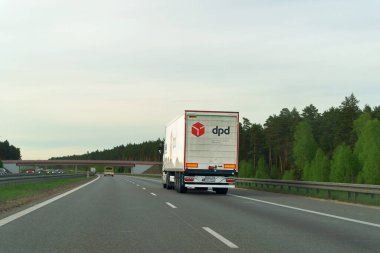 DPD yük aracı Polonya, Avrupa 26.05.2025 ile sokak sahnesi