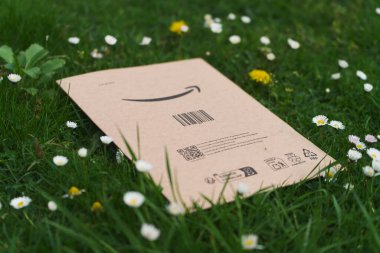 Açık yeşil alanda Amazon posta paketi 05.05.2025 Polonya Avrupa