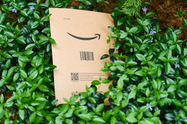 Üzerinde barkod ve Amazon sembolü olan karton zarf 05.05.2025 Polonya Avrupa