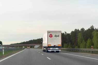 Kargo kamyonu Polonya, Avrupa 26.05.2025 karayolunda hareket halinde.