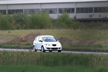 Temiz asfalt yolda küçük elektrikli araç