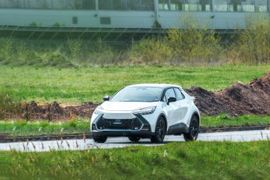 Temiz enerji arabası kırsal yolda gidiyor.