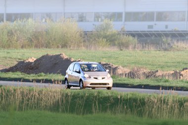 Genç modern cazibesi olan beyaz hatchback arabası