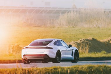 Modern Verimlilik ve Tarzın Gösterisinde Elektrikli Araba Yolda Kayıyor