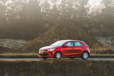 Kırsal macerada küçük bir hatchback