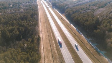 Drone görünümü yolun ormanı