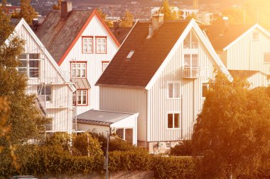 Geleneksel ahşap evleri olan Norveç banliyösü