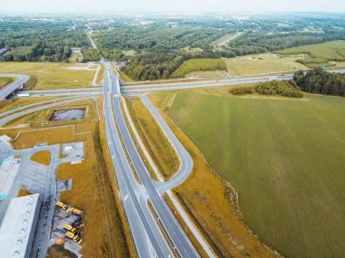 Verimli ulaşım ve ticaret ve turizmi kolaylaştırmak amacıyla, Avrupa 'da kenti birbirine bağlayan bir otoyol kavşağının havadan görünüşü