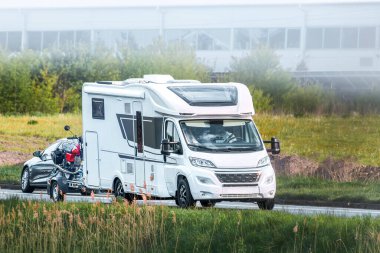 Alpler 'deki karavanla manzaralı bir yolculuk.