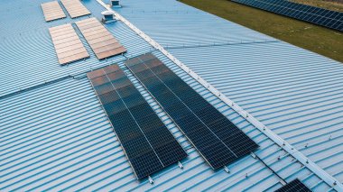 Modern endüstriyel fabrika çatısındaki güneş panelleri