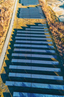 Güneş paneli satırlarının dikey hava fotoğrafı