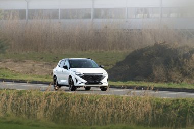 Parlak SUV doğal ortamda geziniyor.