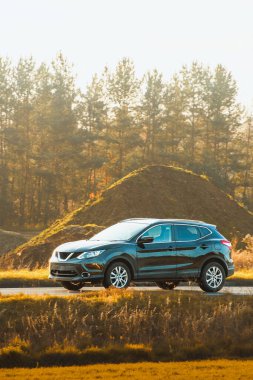 Sonbahar ışığında kırsal alanda arazi aracı