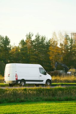 Beyaz minibüs çimen tarlasından geçiyor