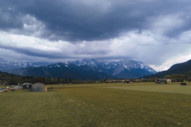 Karlı dağların yakınındaki Alman köyü