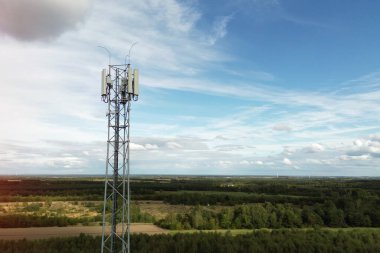Kırsal bölgedeki kablosuz iletişim kulesi.