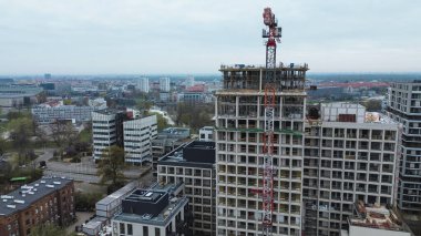 Kule ve inşaat vinci ile şehir genleşmesi