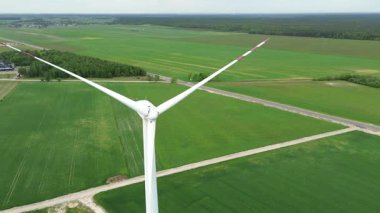 Yeşil çayır üzerinde enerji üreten yel değirmeni