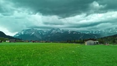 Dağ çiftçiliği arazisindeki geleneksel ahırlar