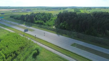 Doğa ve otoyolun aşağı manzarası