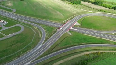 Modern otoban yonca yaprağının drone çekimi