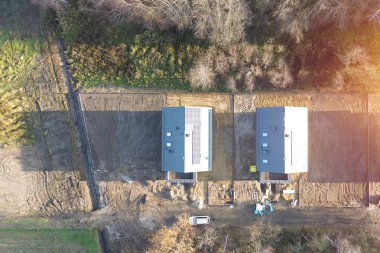 Güneş panelleri olan yeşil enerji santralleri