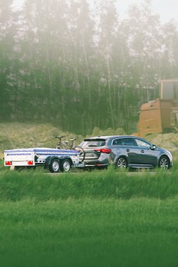 Araç otomotiv aracına bağlı