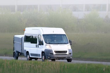 İş lojistiği için SUV ve treyler kullanılıyor