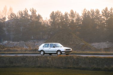 Manzaralı sürüşte rektro kompakt araç
