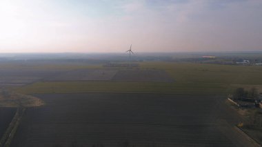 Manzaralı ortamda elektrikli rüzgar türbini