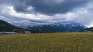 Huzurlu dağ çayırının üstündeki fırtınalı gökyüzü