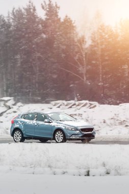 Modern şehir arabası açık yolda.