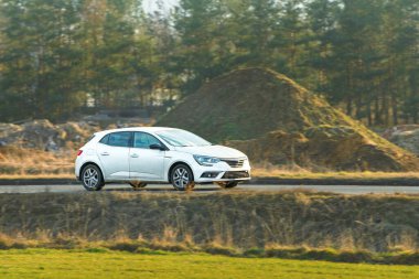 Sakin otoyolda minimalist hatchback aracı