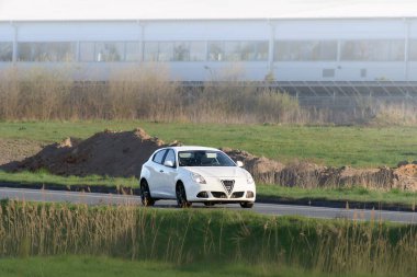 Çevre dostu araba açık arazide seyahat ediyor.