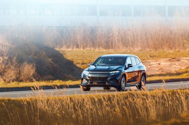 Sıfır emisyon elektrikli araba sürücüleri açık yol